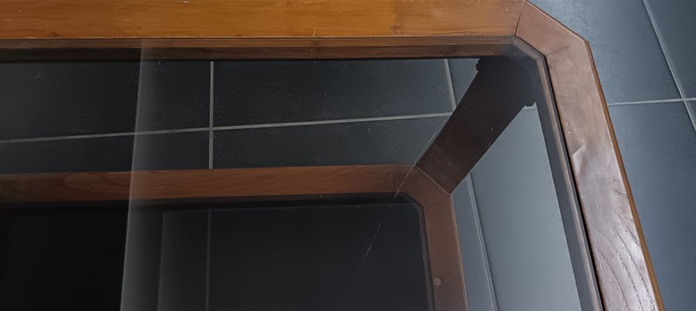 Mesa de sala de madeira e vidro usada.
Com marca de uso, mas em estado