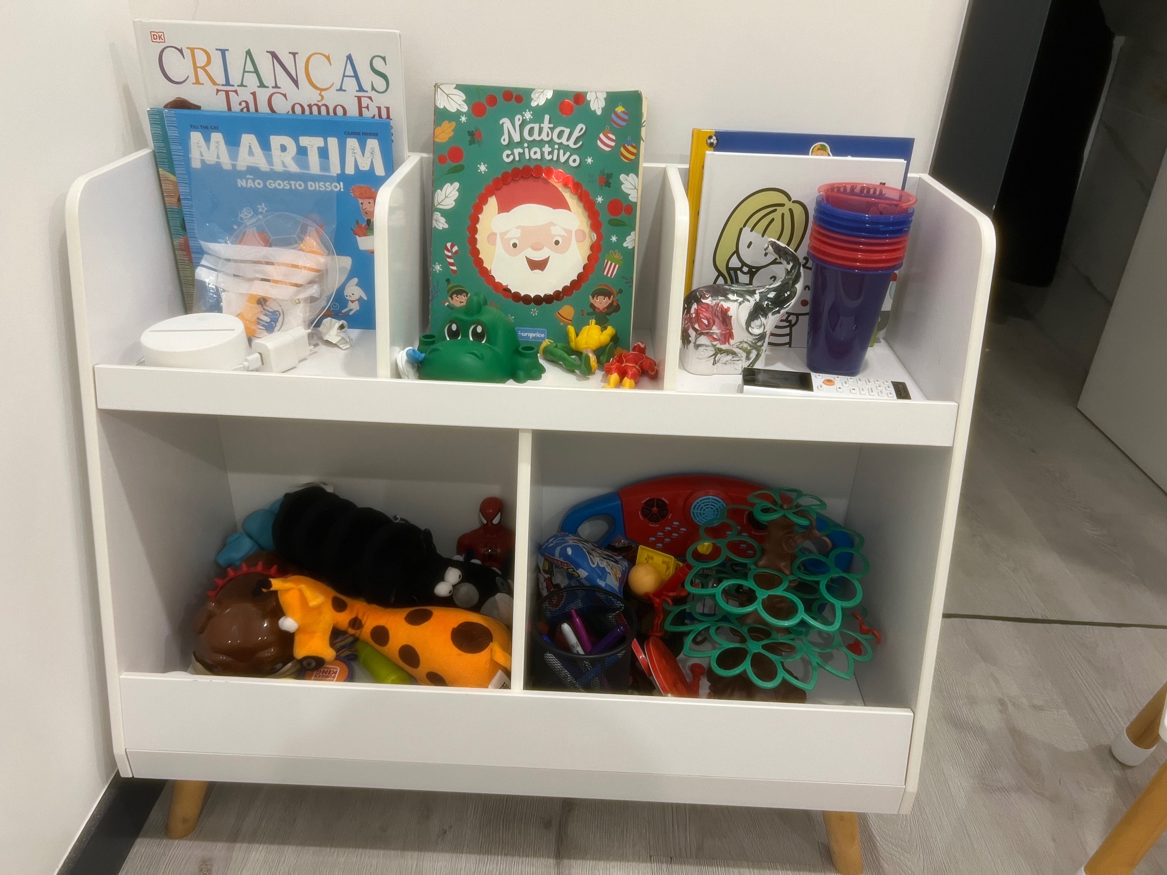 Estante quarto infantil