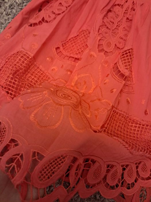 Koralowa haftowana sukienka Karen Millen rozm. L