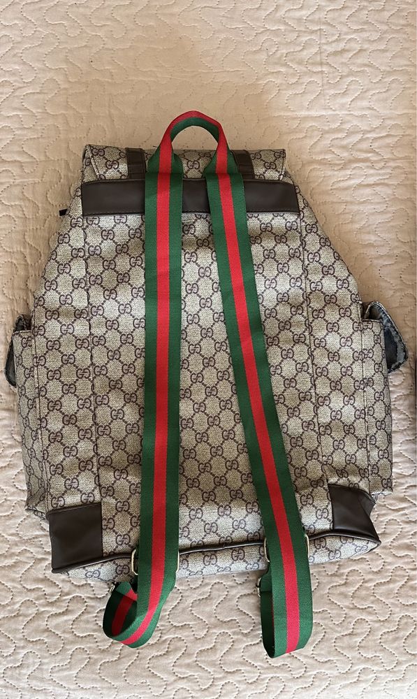 Mochilas Gucci e Louis Vuitton