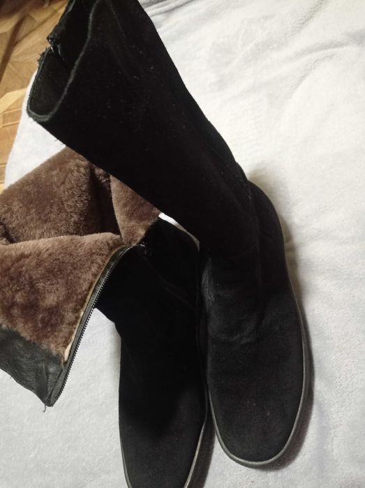 Продам зимові чоботи замшеві із натуральним хутром в середині