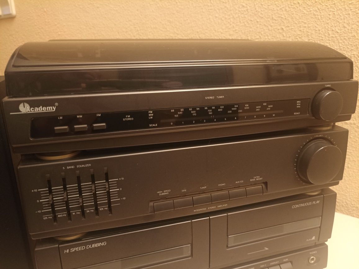 Aparelhagem com gira-discos, duplo leitor cassetes e rádio