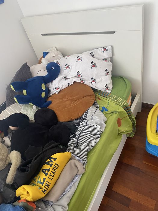 Cama de solteiro e colchao