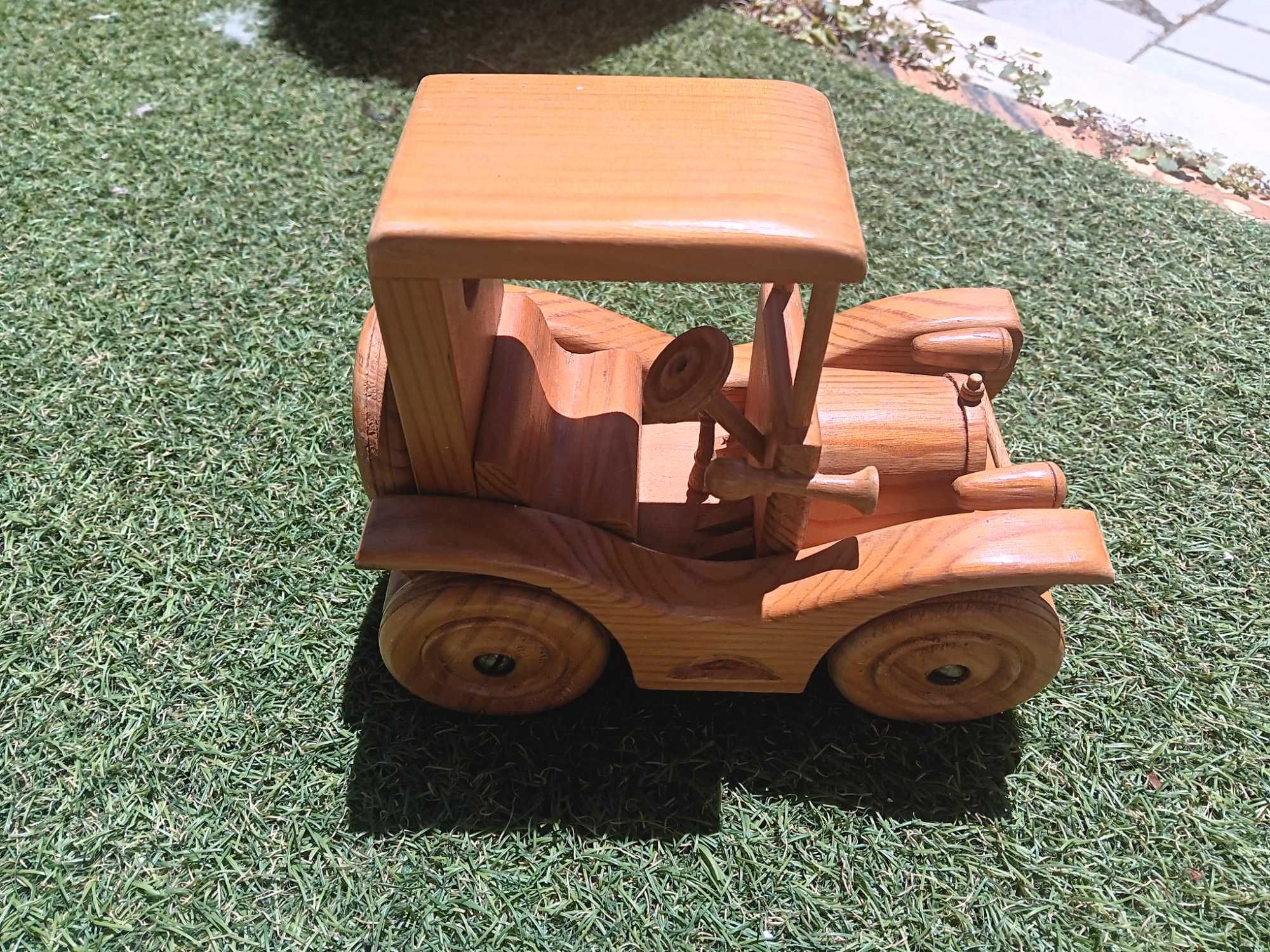 Carro retro artesanal de madeira 15cm