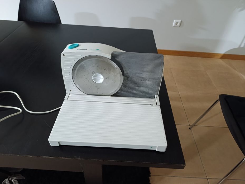 Fiambreira serve para fatiar enchidos.