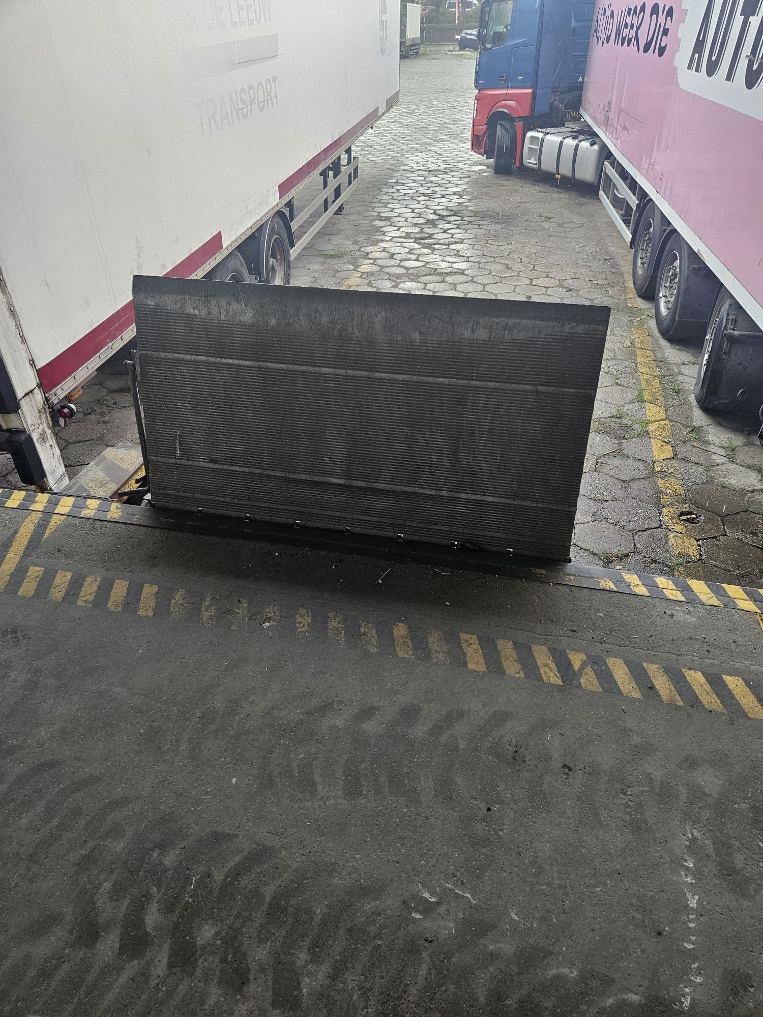 Mostek przeładunkowy , rampa przeładunkowa