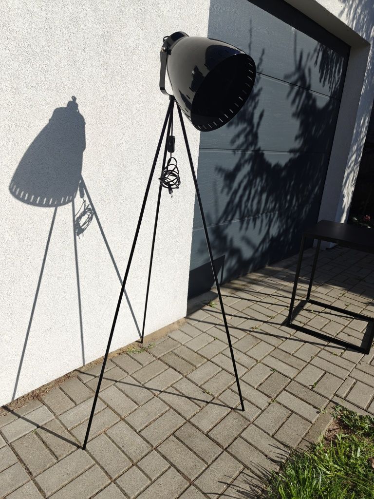 Nowoczesna stylowa czarna lampa podłogowa