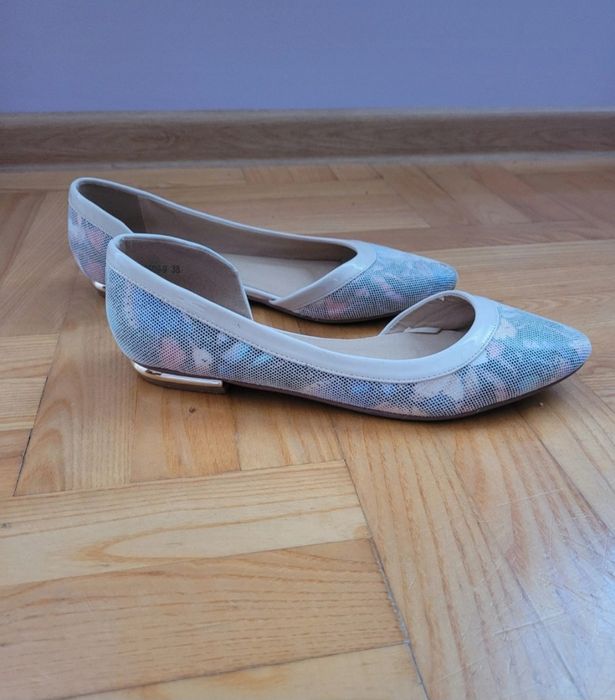 Jasne balerinki zloty obcas