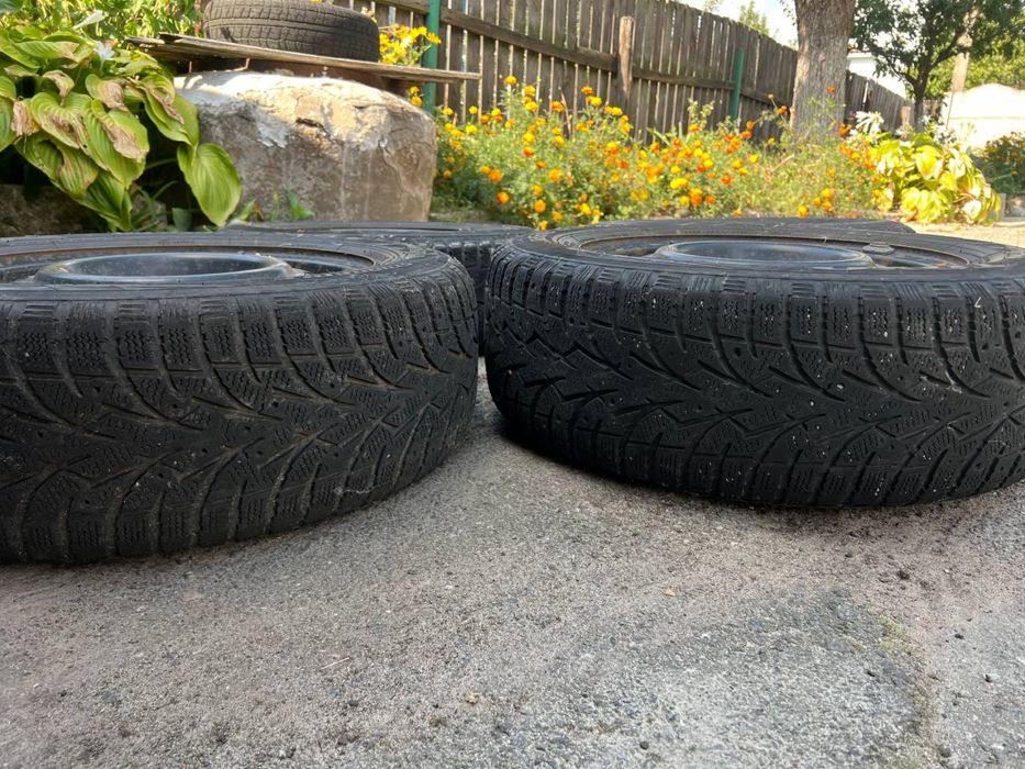 Продам комплект зимней резини TOYO  195/65 R15(без дисков)