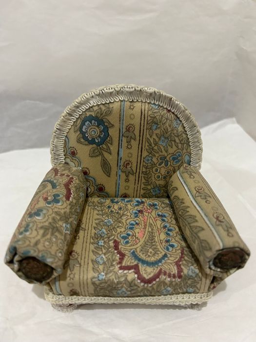 Boneca de porcelana com sofá