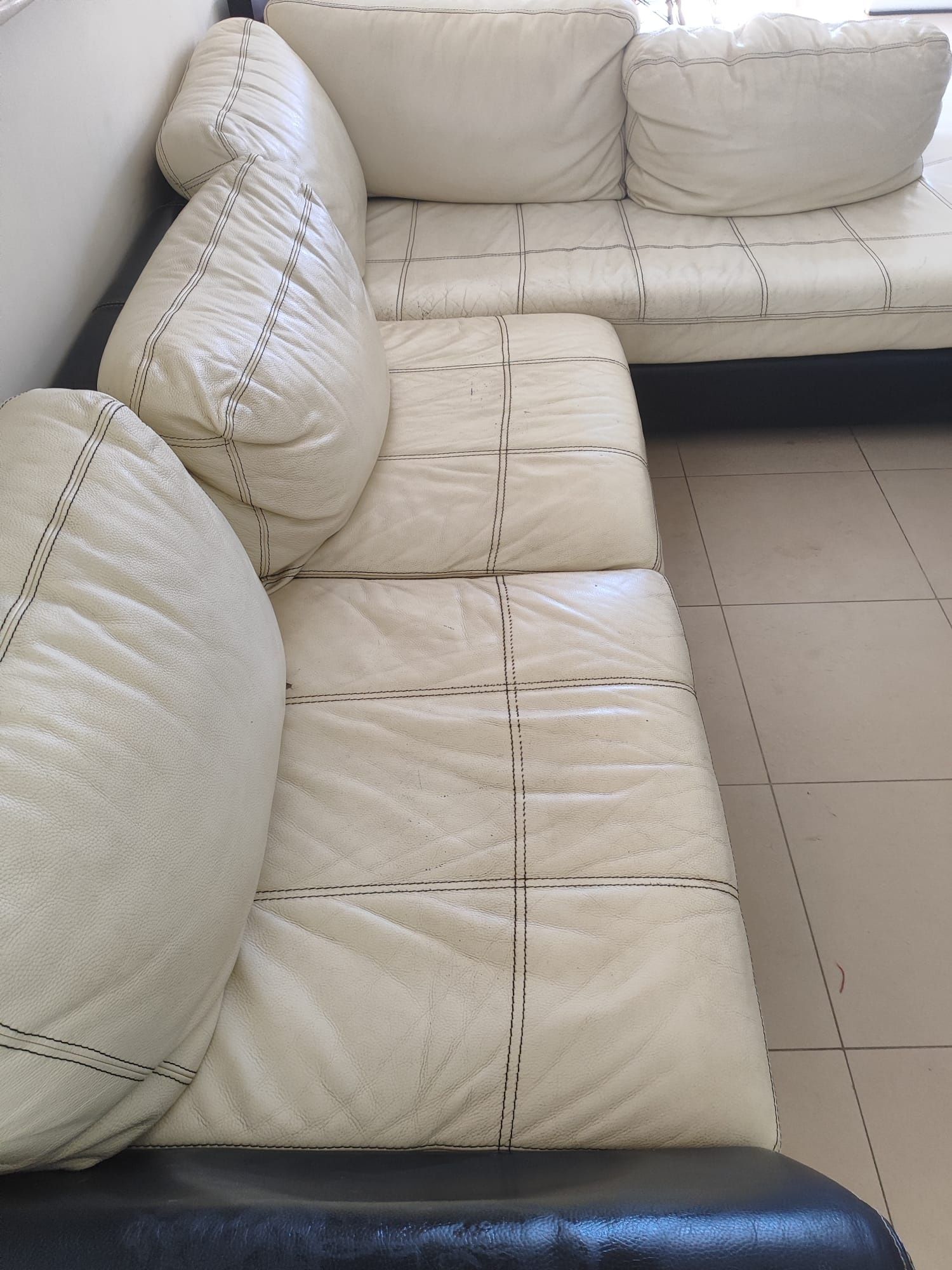 Sofá chaise long em pele. Sofá de grande dimensão