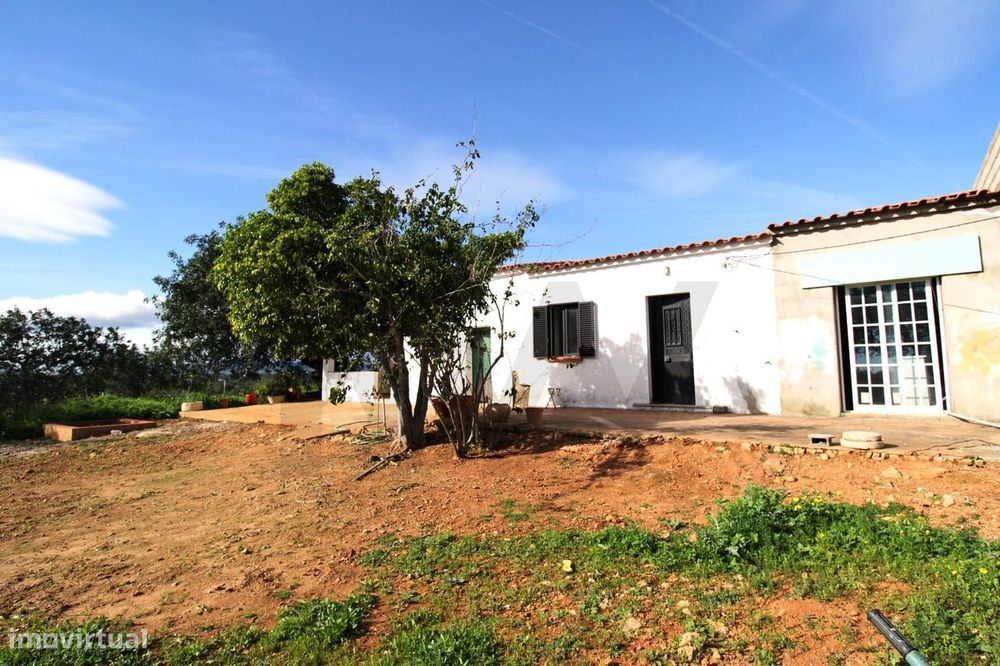 Prédio misto com casa e 9 terrenos rústicos, localizado na zona de Est