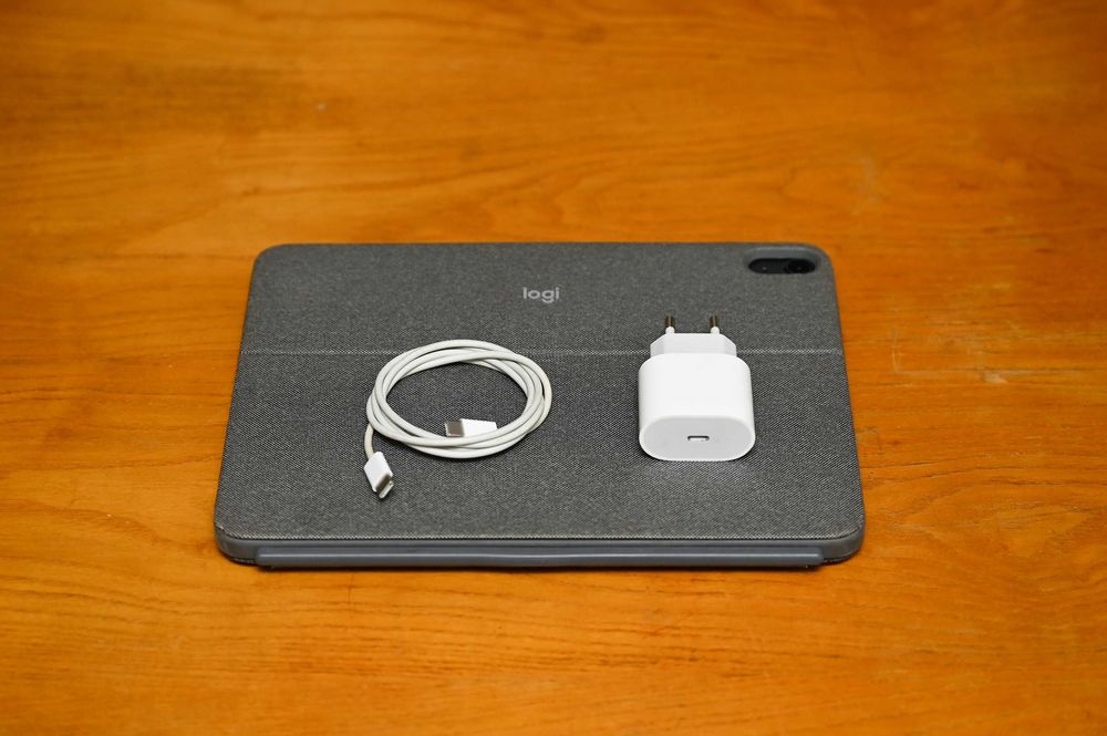 iPad Air 5ª geração M1 256GB c/ Logitech Combo Touch