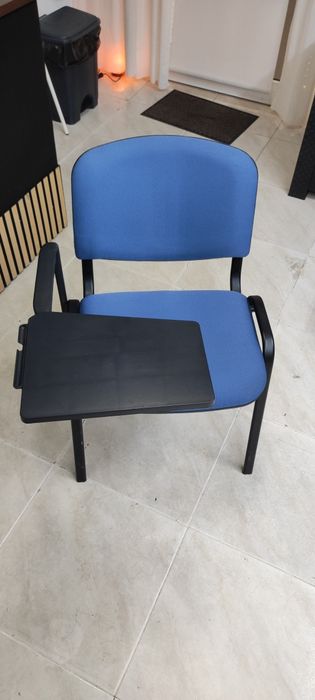 Cadeiras Azuis Versáteis com Bandeja Removível