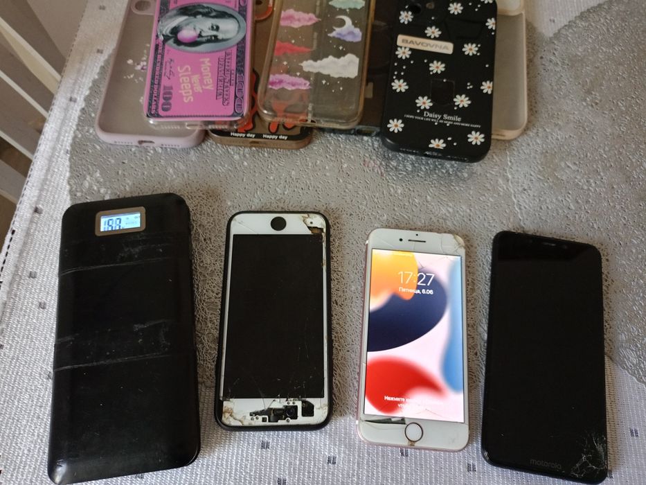 Zestaw smartfonów, iPhone, Motorola, Powerbank, etui i słuchawki