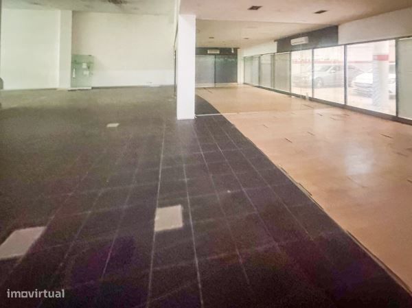 Armazém C/ Licença para Comercio na Av. da República