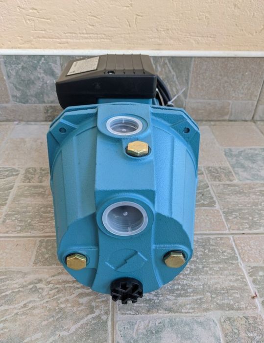 Поверхневий чугунний центробіжний насос.