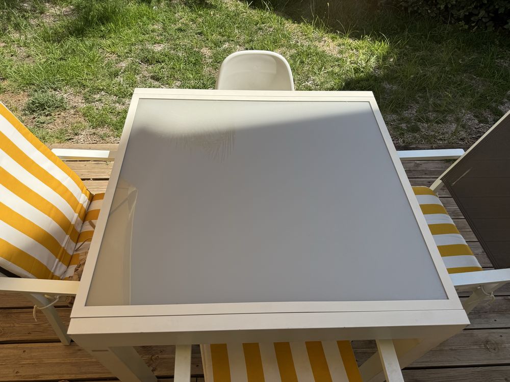 Mesa de metal com tampo de vidro extensivel
