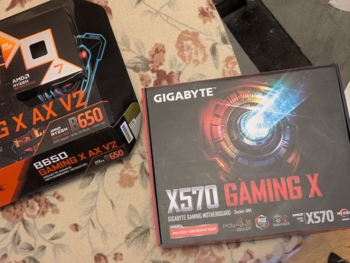 Материнська плата Gigabyte X570 Gaming X
