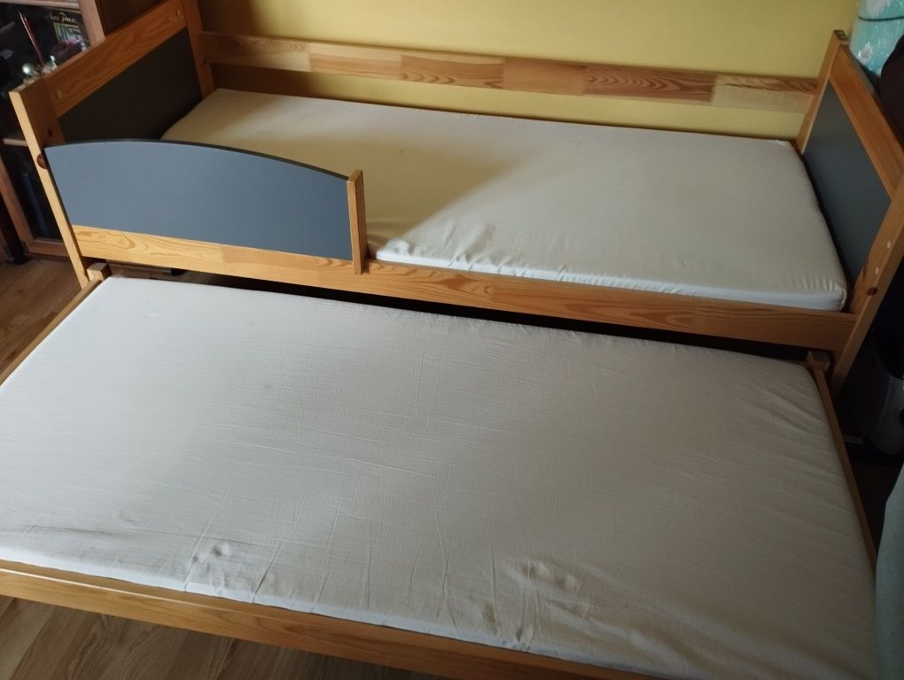 Podwójne drewniane łóżko z pojemnikiem