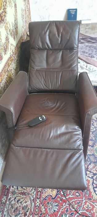Крісло шкіряне для важкохворих людей з підняттям і опускання спинки