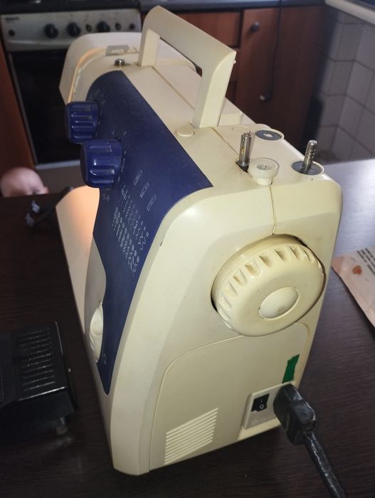 Продам швейну машинку