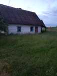 Стара хата. Світло, асвальт, центр села,