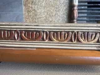 Mesa de apoio ornamentada