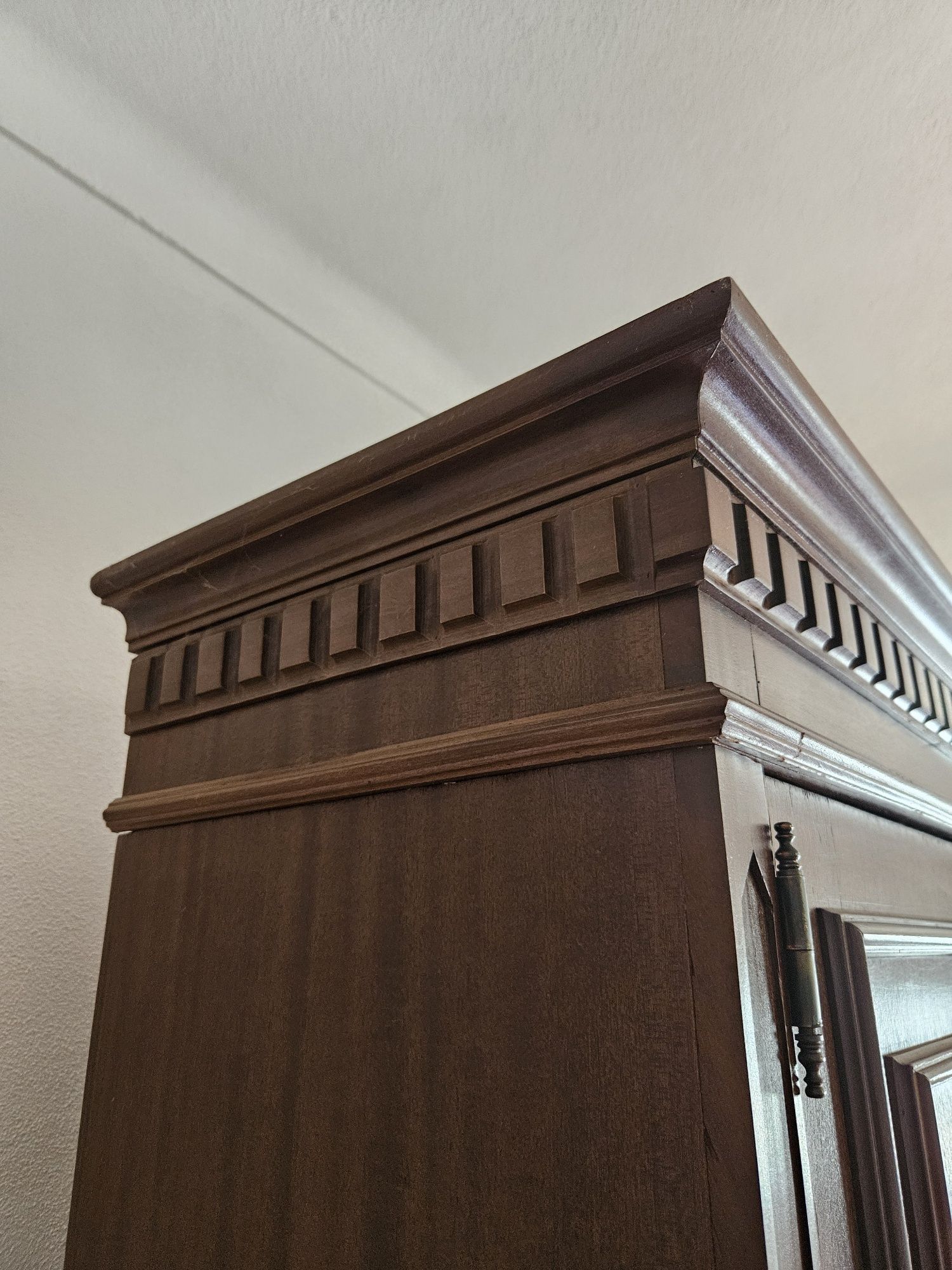 Móvel de sala grande, com cristaleira