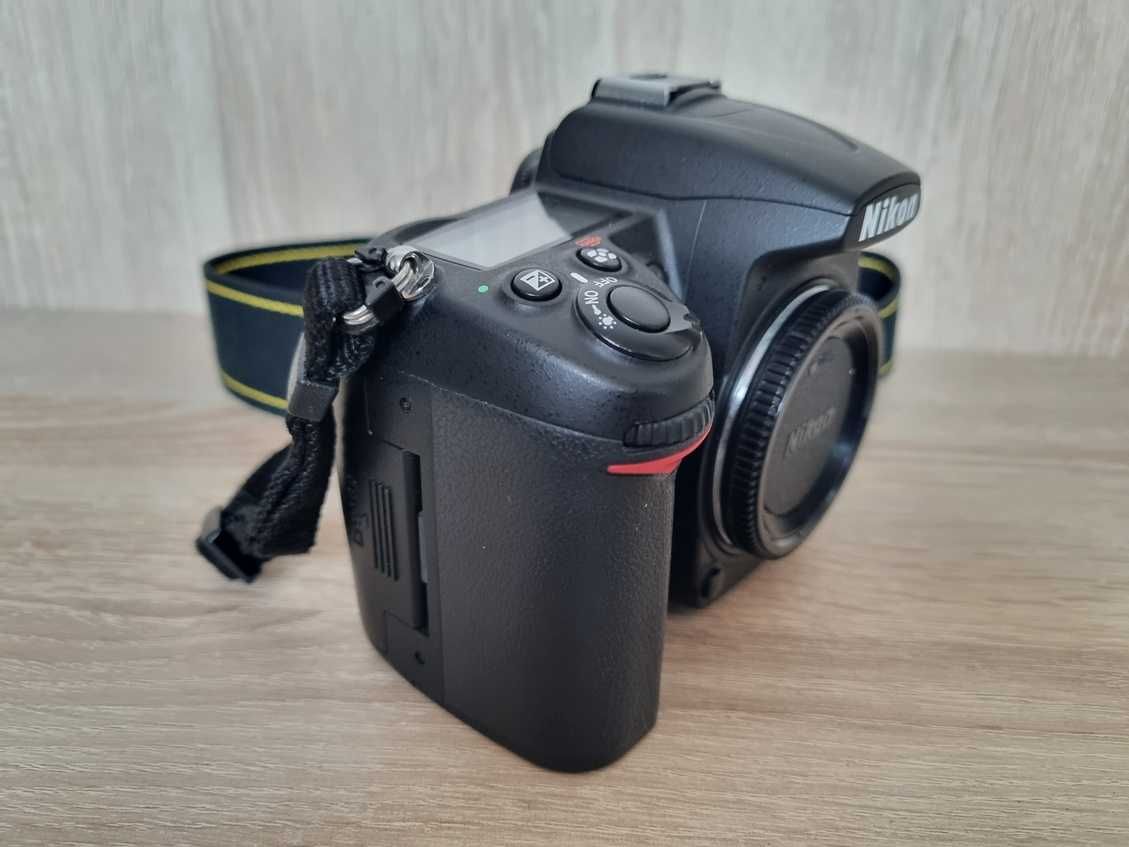 Nikon D7000 body plus dodatki super stan