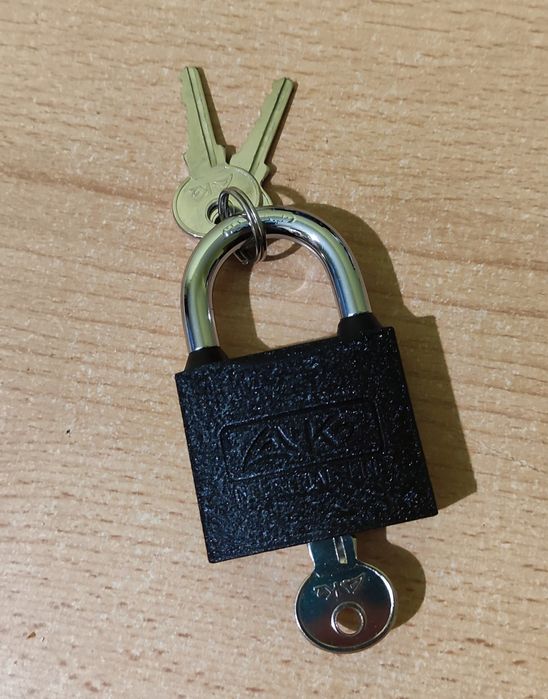 Fabryczne nowa kłódka.