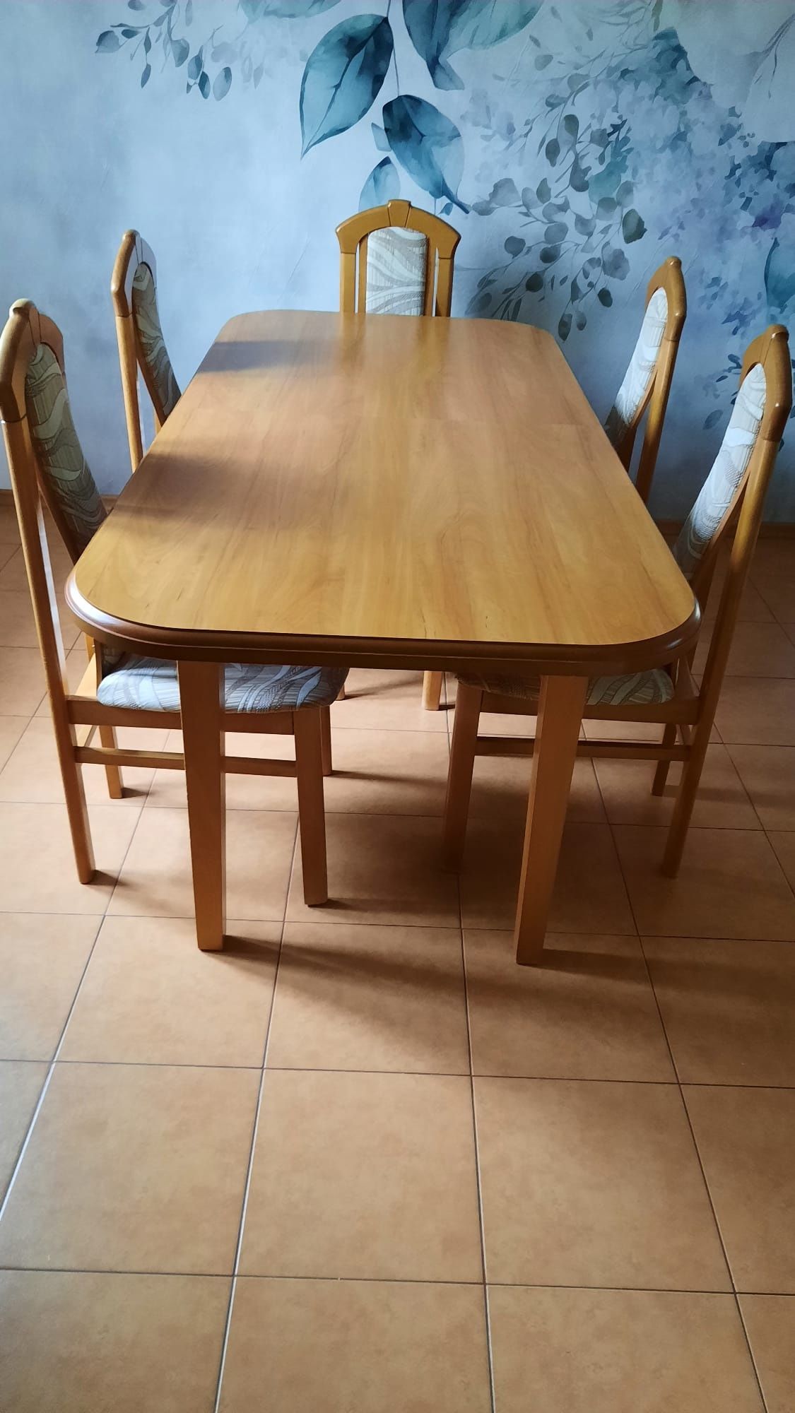 Duży stół z krzesłami