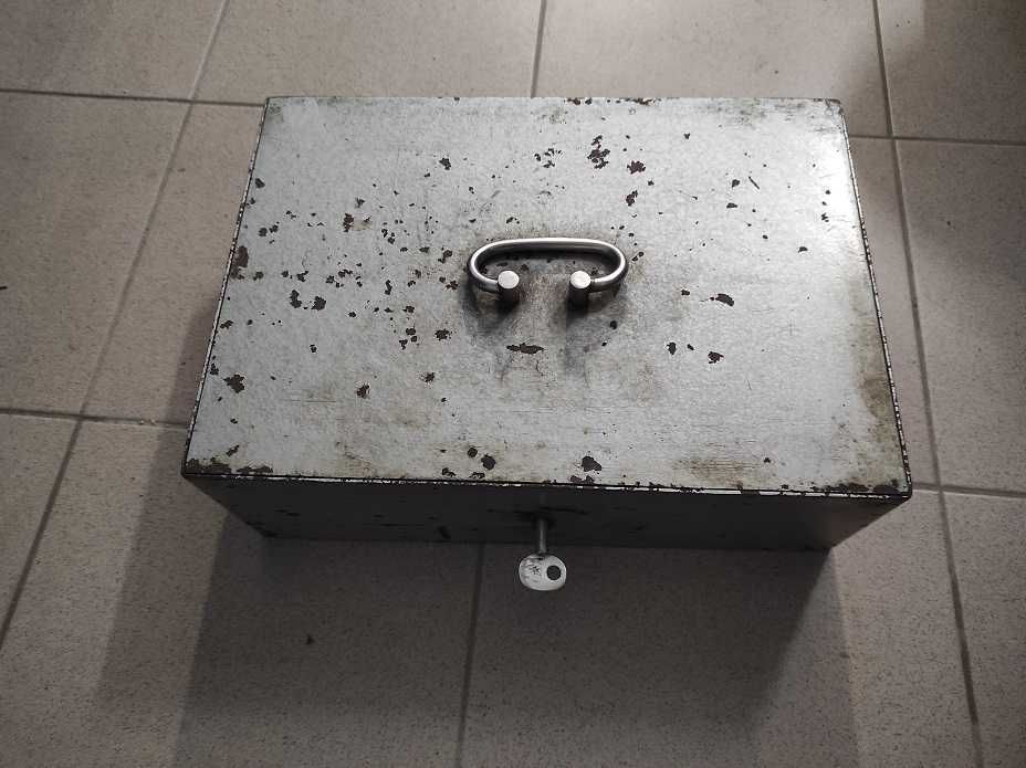 Metalowa kasetka z czasów PRL