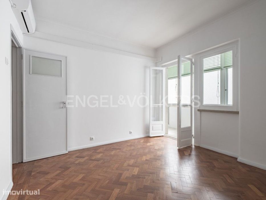 T2 Renovado em Arroios com Muita Luz Natural