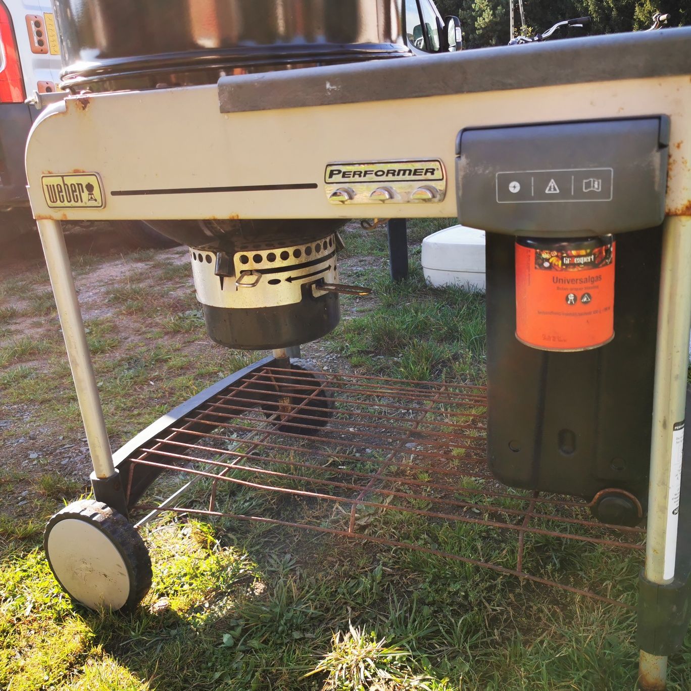 Grill weglowy  weber 57cm zapalany gazem + rożen