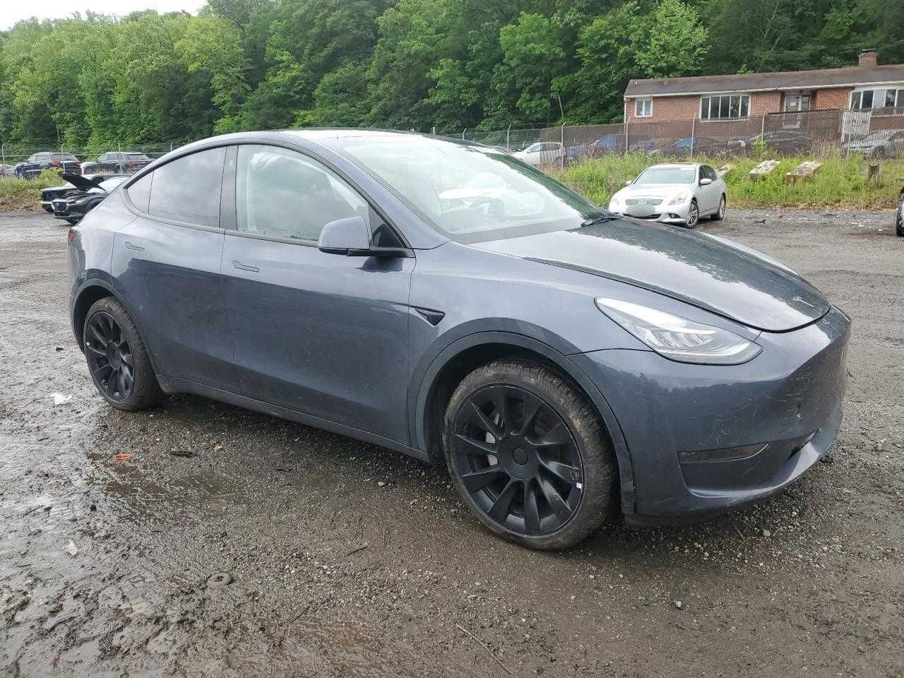 Tesla Model Y 2023)
