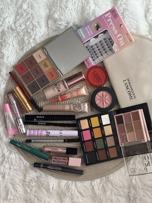 Mega zestaw kosmetyków do makijażu paleta cieni mascara kosmetyczka