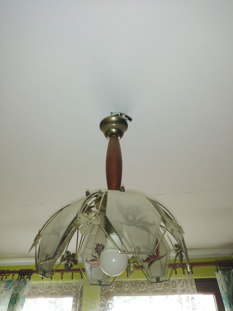 Lampa wisząca drewniana z elementami szkła z liscmi