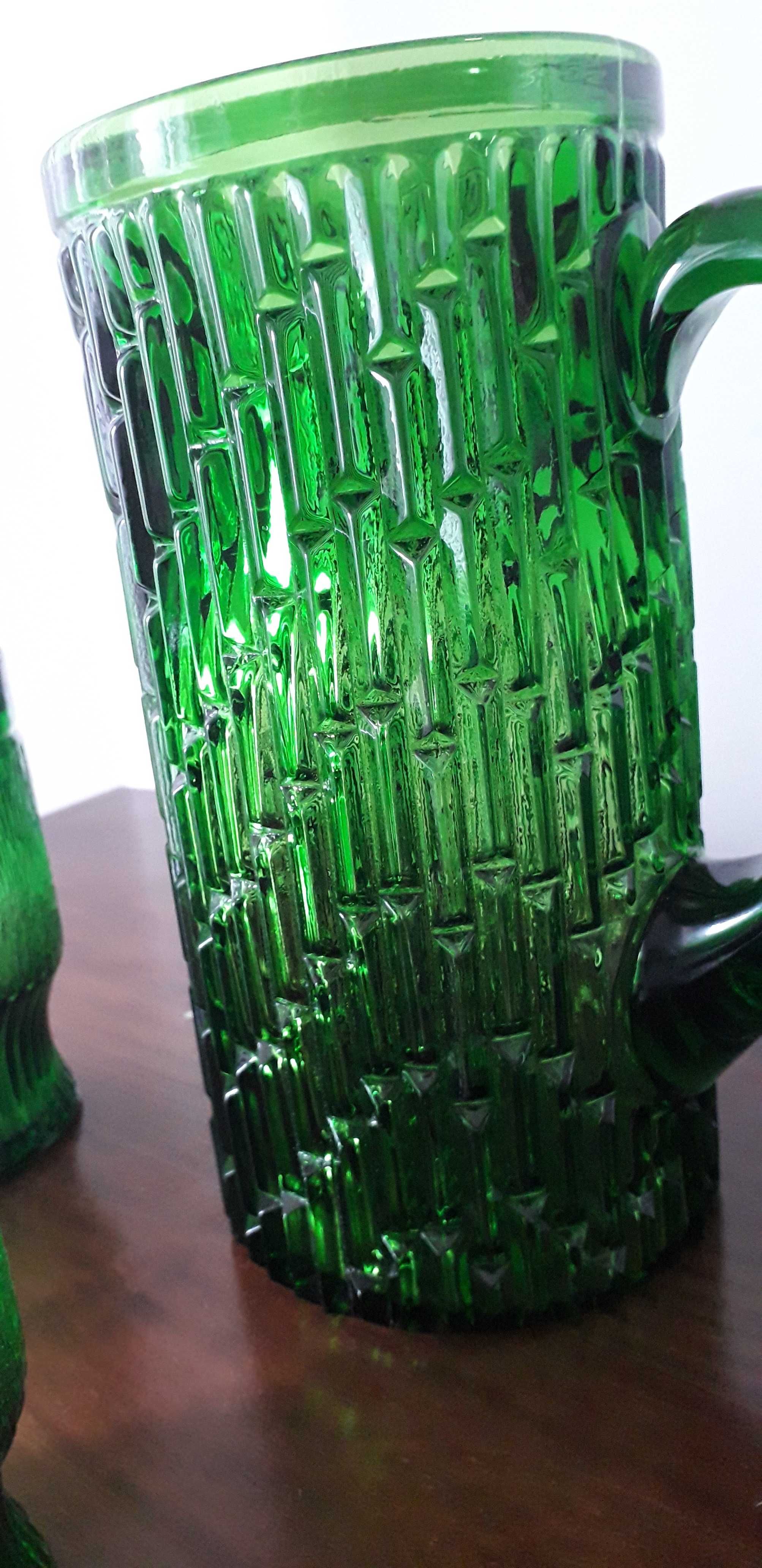 Conjunto copos (5) e jarro verdes
