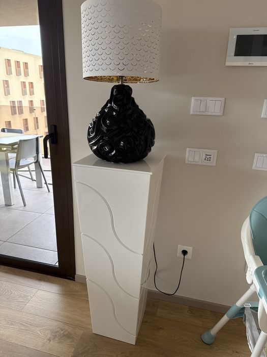 Tres colunas decorativas com as decoracoes