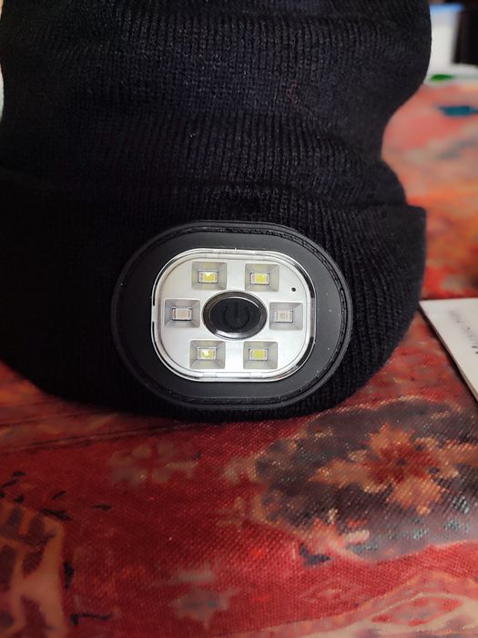 Czapka z dźwiękiem i światłem