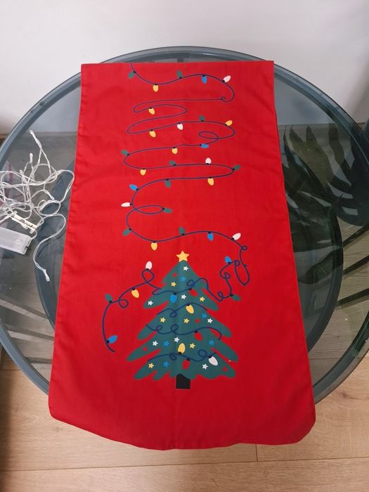 Czerwony bieżnik na stół z motywem choinki z lampeczkami Led