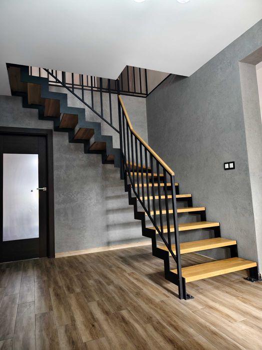 Schody wewnętrzne na konstrukcji metalowej - PRODUCENT