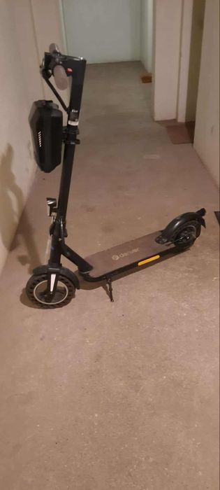 Sprzedam hulajnogę elektryczną.