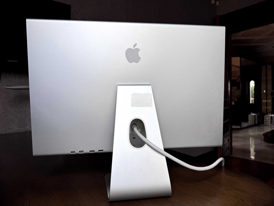 Продаю оригинальный Apple HD Display 23 дюйма в отличном состоянии