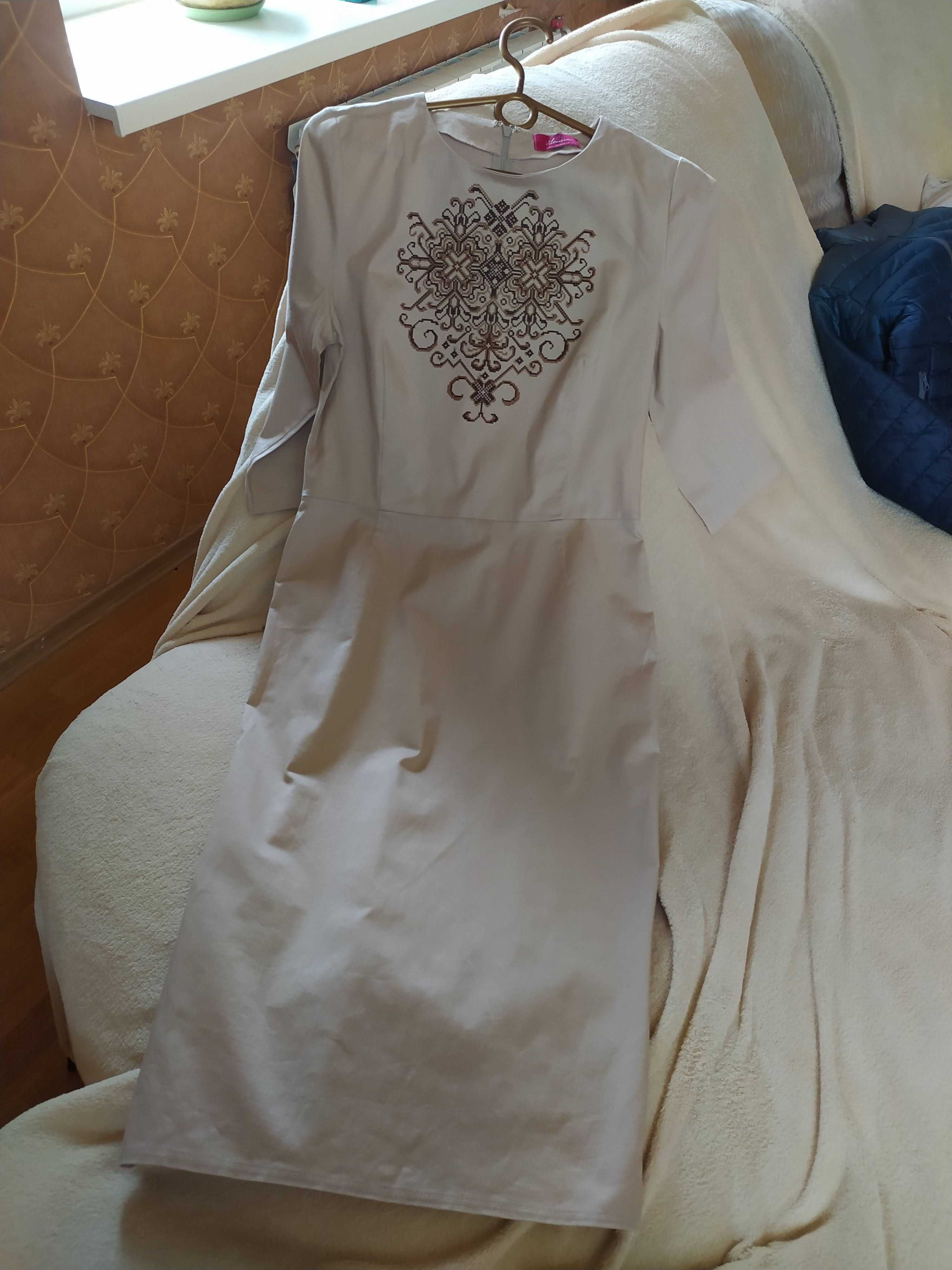 Сукня по фігурі плаття футляр світле з вишивкою 46 р. Vilenna ід. стан