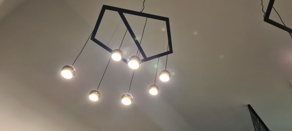 Nowoczesne lampy do salonu z antresolą