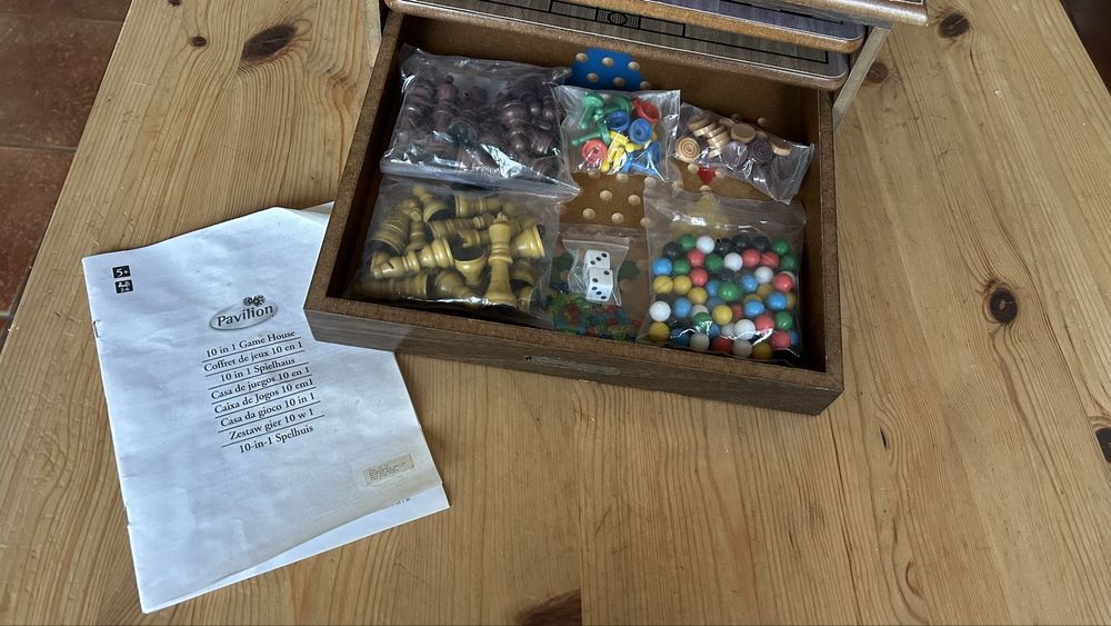 Caixa de madeira com 10 jogos