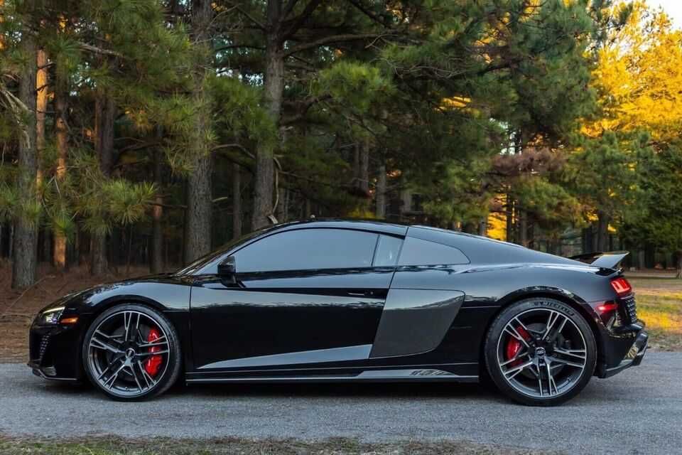 2020    Audi   R8