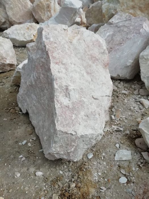 Kamień biały Biała Marianna naturalny marmur gabionowy głazy z dostawą
